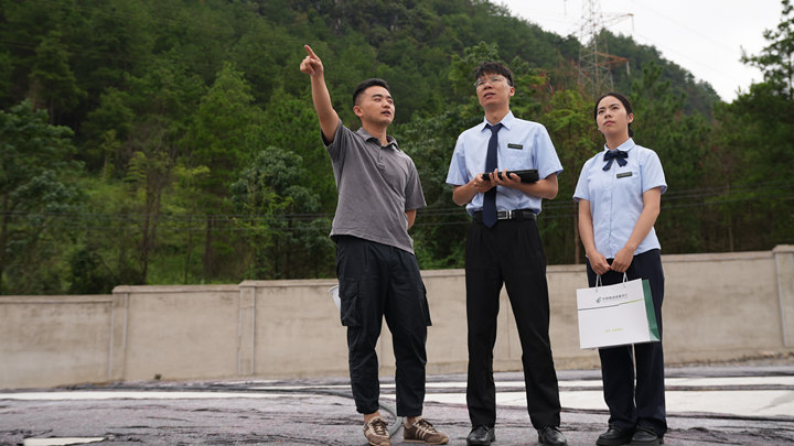 郵儲銀行工作人員進企業走訪調研。