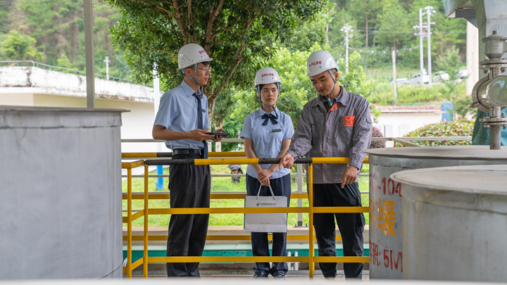 郵儲銀行工作人員進企業走訪調研。