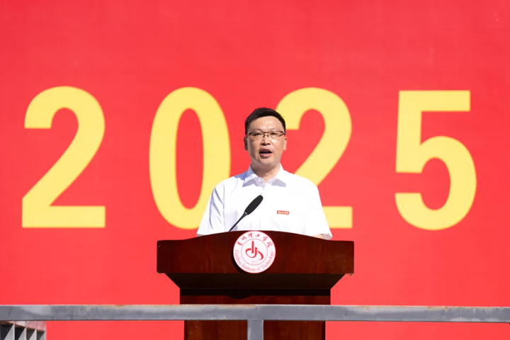 黨委書記肖建宗為新生講授開學第一課。