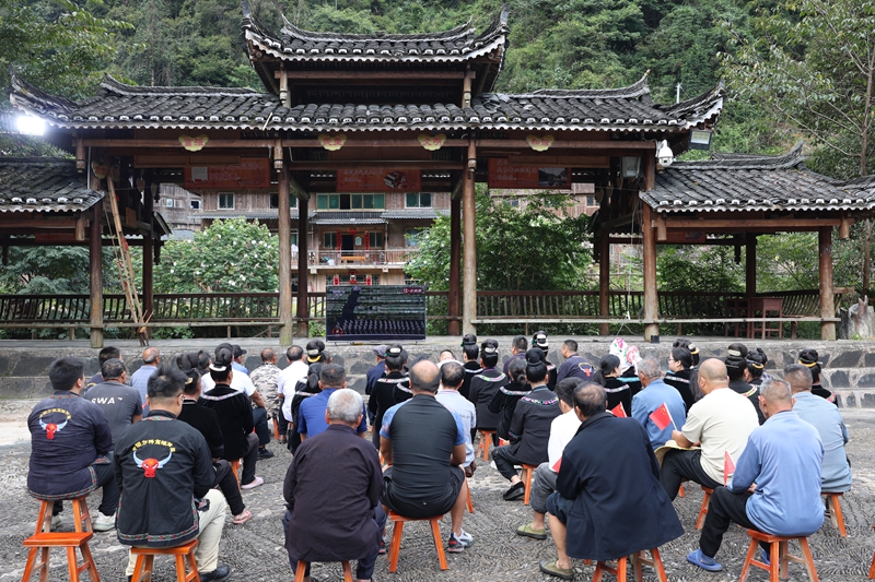 雷山縣格頭苗寨干部群眾集中觀看九三大閱兵直播。杜婷婷攝.jpg