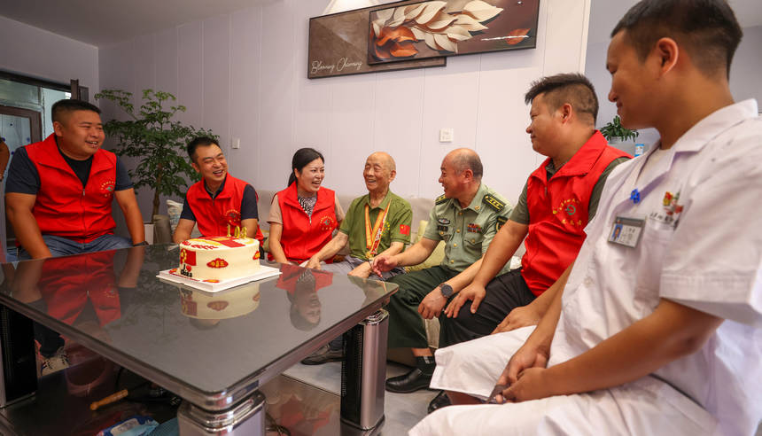 2025年9月2日，在貴州省銅仁市玉屏侗族自治縣平溪街道紅花社區，志愿者給抗戰老兵姚源興過生日。 