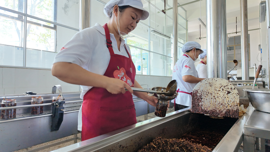 工人正在灌裝辣椒。