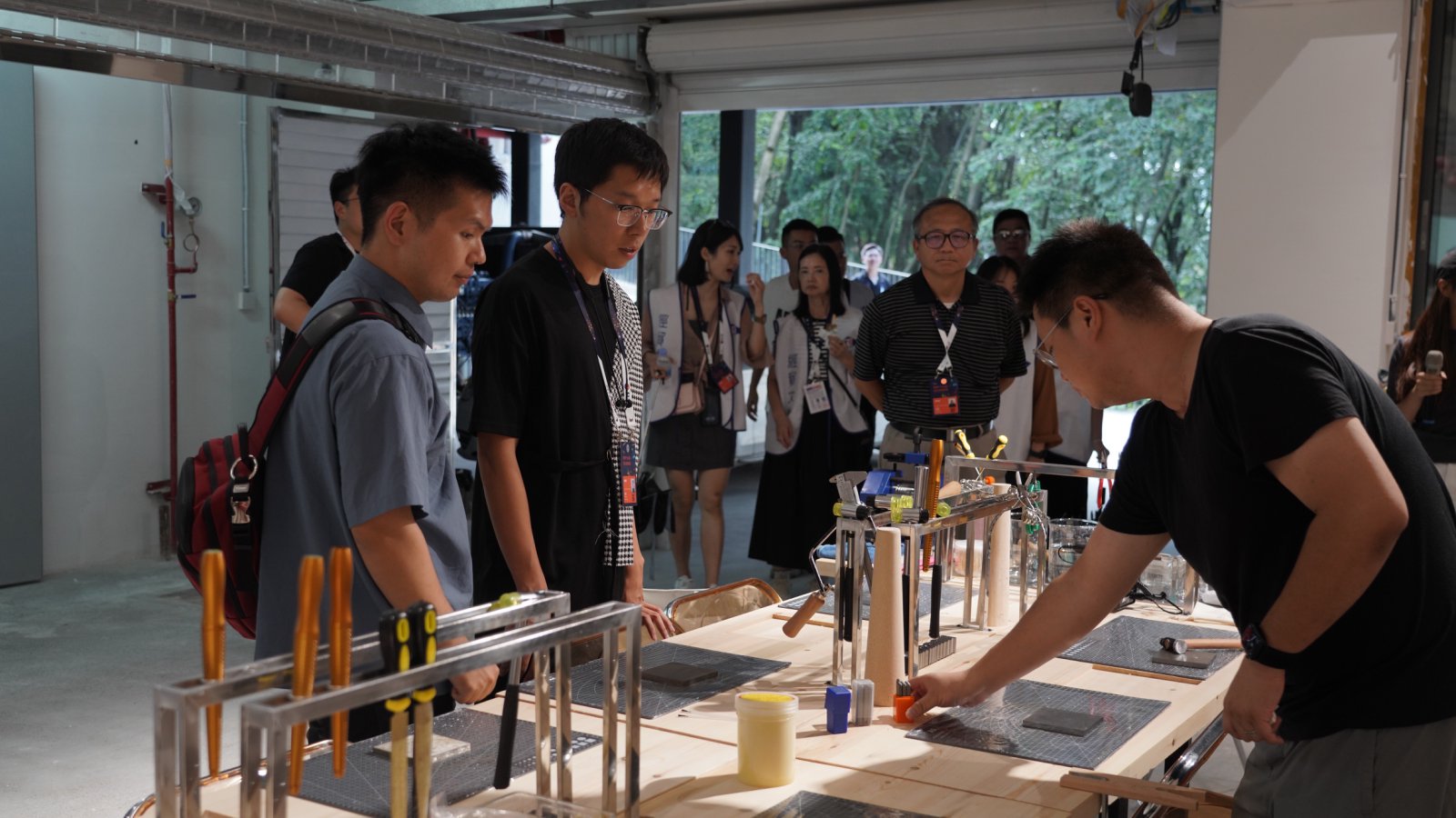 嘉賓們參觀小蘭山數字文化產業生態村落。