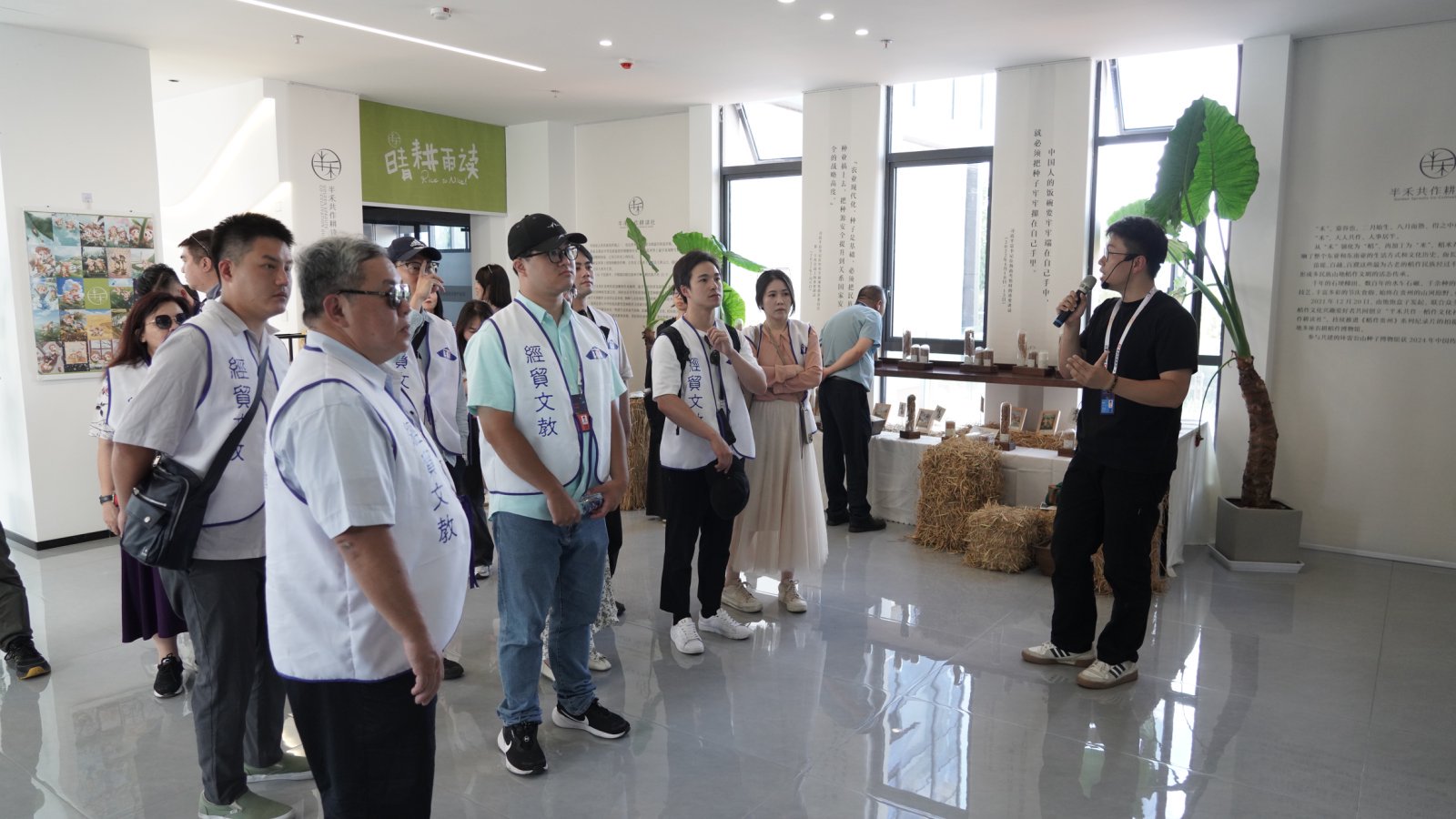 嘉賓們參觀小蘭山數字文化產業生態村落。