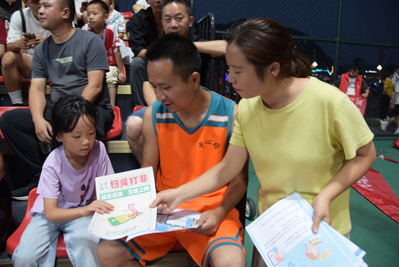 施秉縣城關鎮志愿者走進冬瓜杯賽場向觀眾普及網絡安全相關知識.JPG