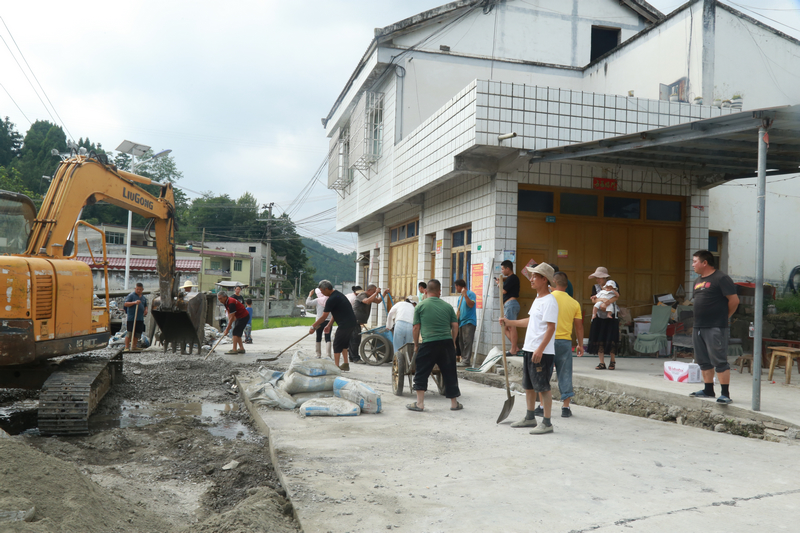 8月20日，貴州省黔西市甘棠鎮大錫社區林角塘組，村民們紛紛加入施工隊一起修路。張晶攝