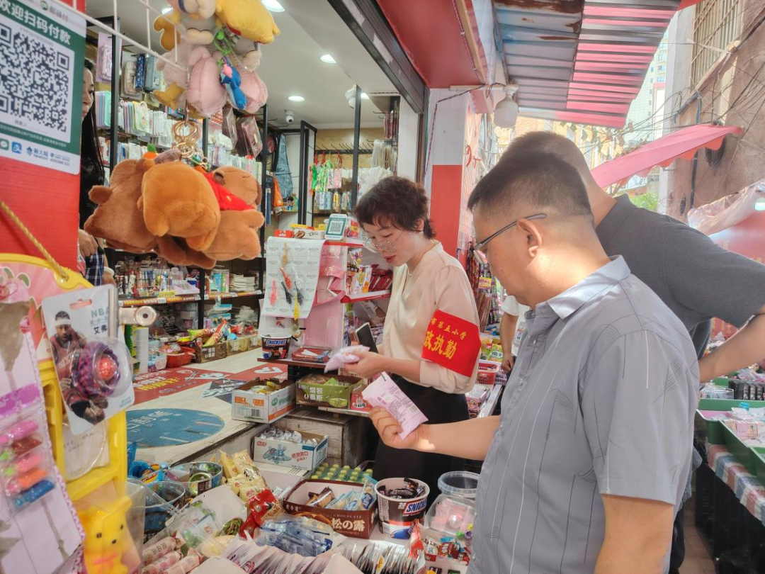 西秀區南街街道開展“掃黃打非”專項檢查行動 凈化校園周邊文化環境。