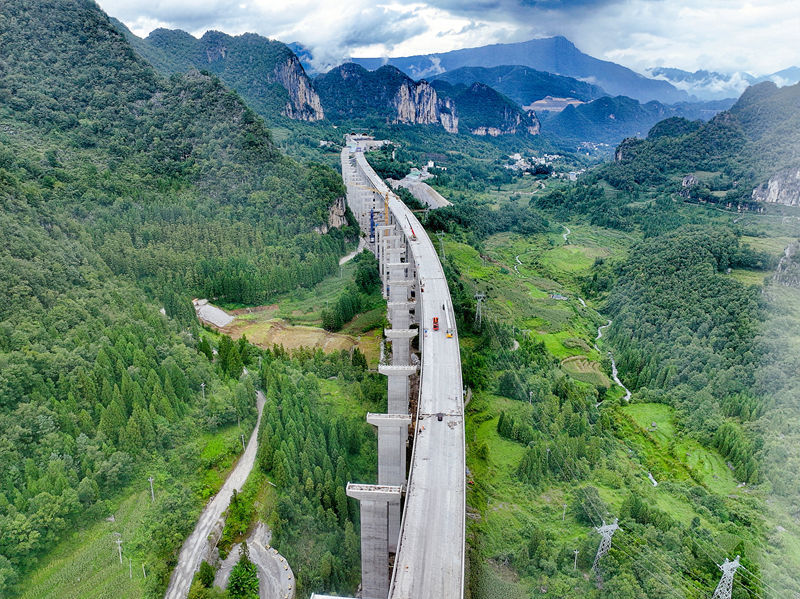 安盤高速畫廊特大橋實現左幅貫通。