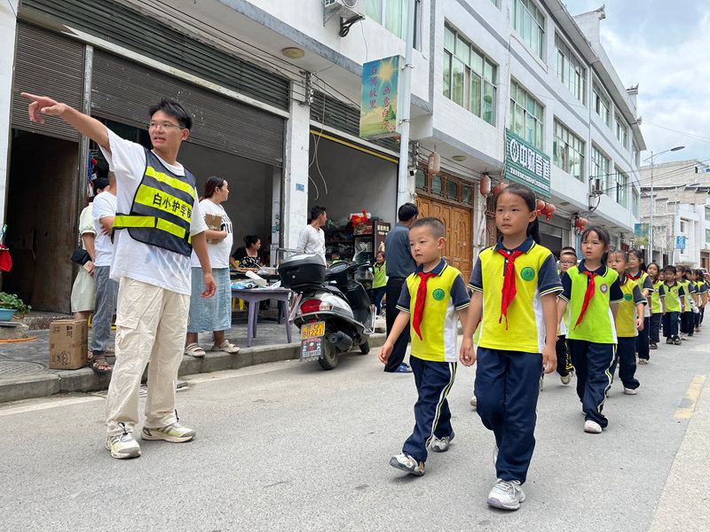 白沙“護學崗” 有序引導學生放學。