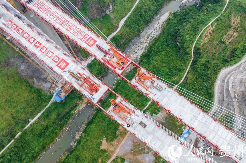 建設中的烏長高速金旗特大橋。人民網記者 涂敏攝