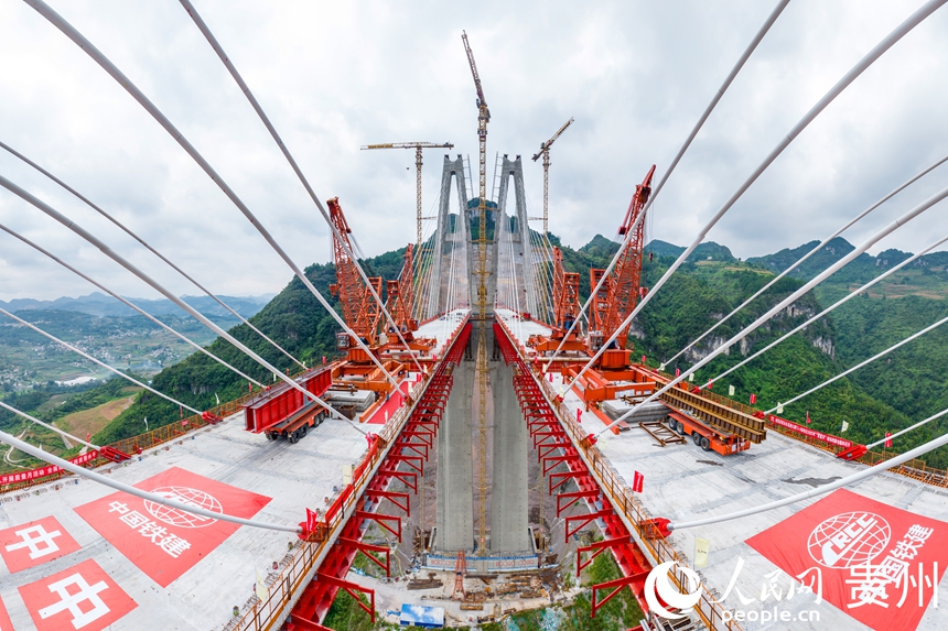 建設中的烏長高速金旗特大橋。人民網記者 涂敏攝