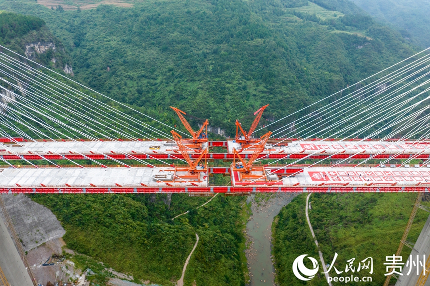 建設中的烏長高速金旗特大橋。人民網記者 涂敏攝