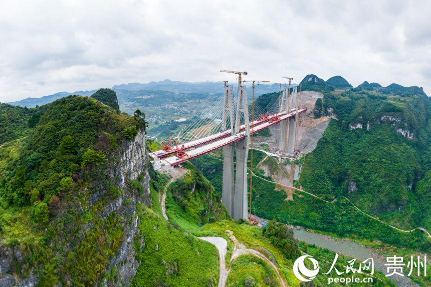 建設中的烏長高速金旗特大橋。人民網記者 涂敏攝
