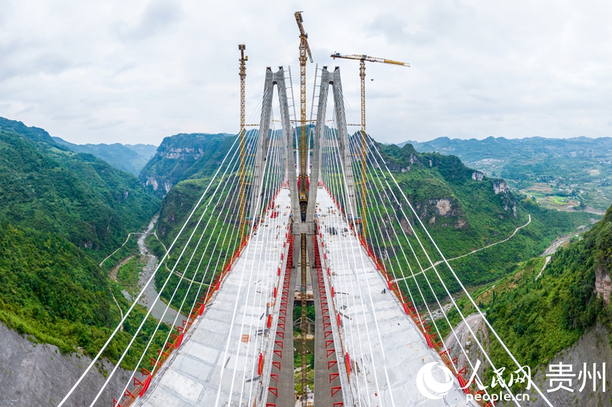 建設中的烏長高速金旗特大橋。人民網記者 涂敏攝