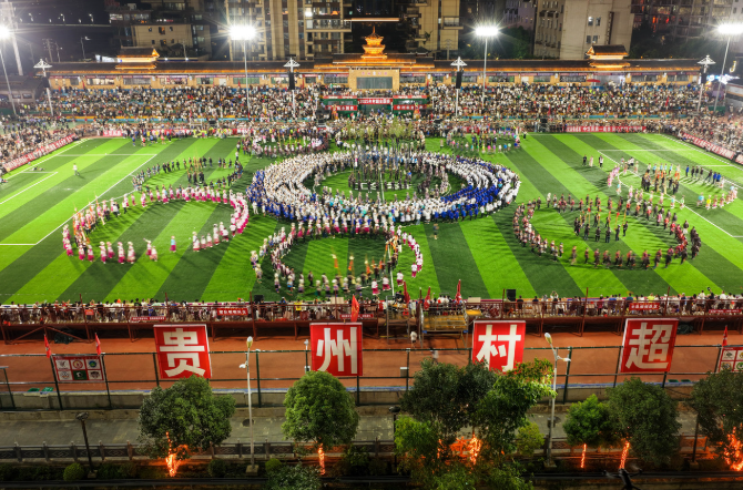 8月23日晚，2025年首屆“村超”全國賽總決賽在榕江縣“村超”球場舉行。韋貴金 攝
