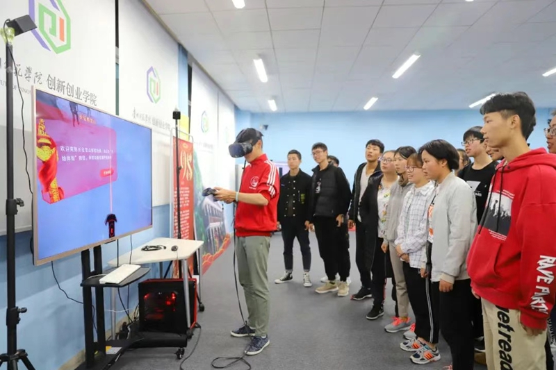 師生體驗“VR重走長征路”平臺。