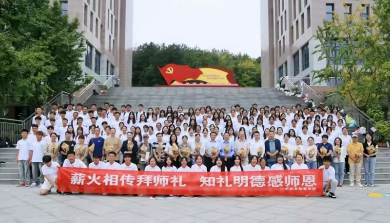 歷史與檔案學院“薪火相傳拜師禮，知禮明德感師恩”活動合影。