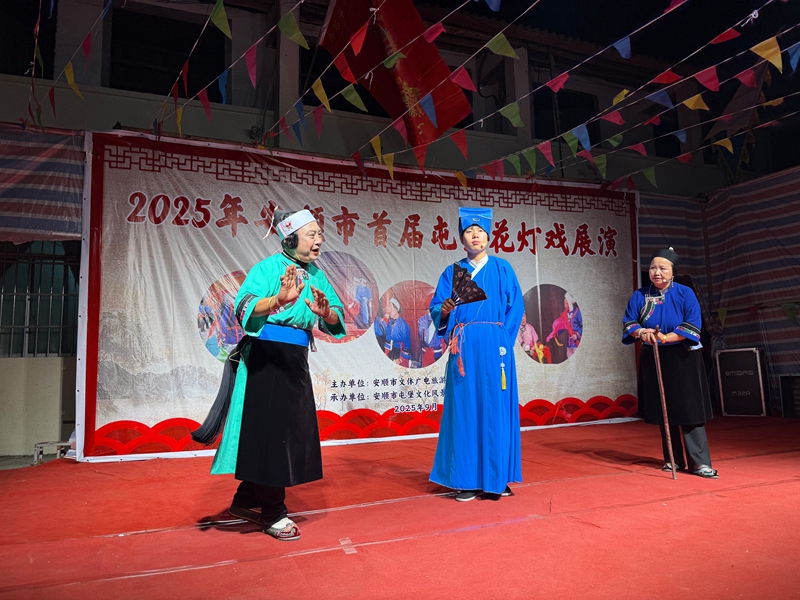 2 圖為屯堡花燈展演現場.jpg