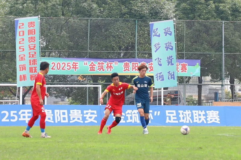 2 、 雙方球員在綠茵場上奮力拼搶。.jpg