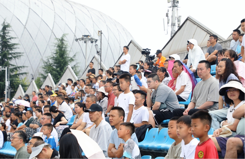 3 、 觀眾認真觀看比賽，為球員加油助威。.jpg