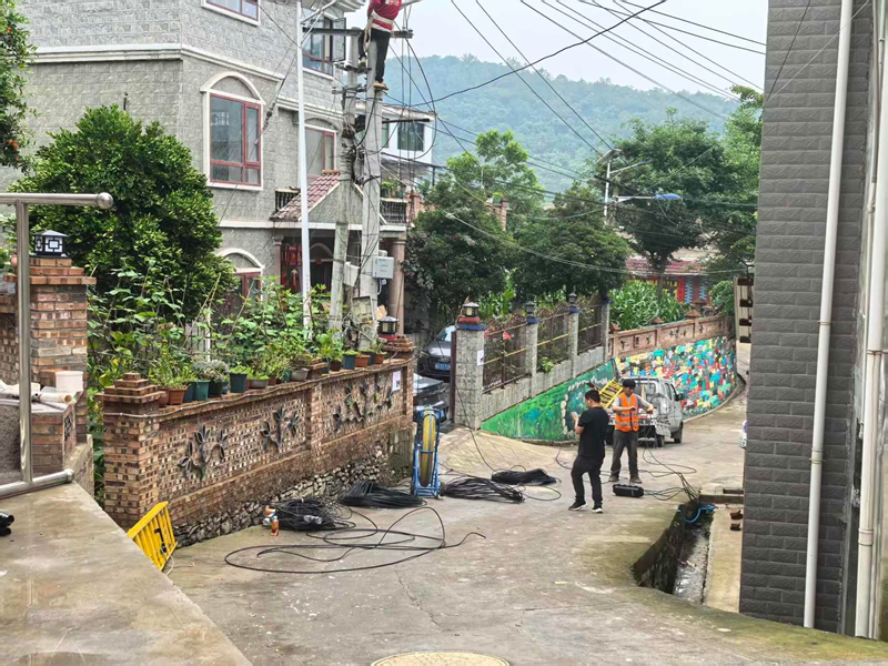 工作人員在清鎮市衛城鎮上水村搭建通信線纜。岳強攝