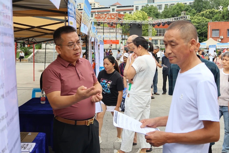近期，2025年珠?！ぷ窳x東西部勞務協作專場招聘會（桐梓縣專場）成功舉行，來自珠海及本地的20余家企業帶來上千個崗位，吸引眾多群眾咨詢應聘。.jpg