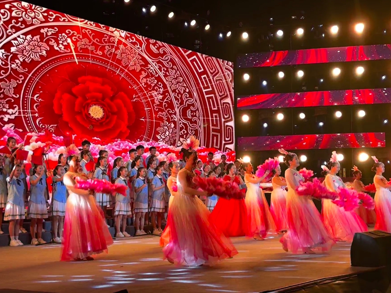 舞臺上演員們身著精美服飾，伴隨喜慶背景表演，場面喜慶又充滿藝術感。張川 攝.jpg