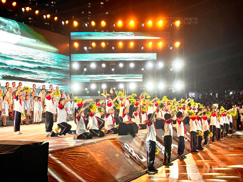 舞臺上孩子們帶來精彩表演，他們動作整齊，充滿活力，贏得陣陣喝彩。張川 攝.jpg