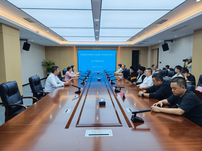 赫章縣頒發非遺傳承人認定證書現場  張雪 攝.jpg