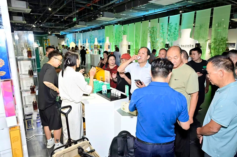 2 觀山湖現代服務產業試驗區 群眾在各展位品酒.jpg