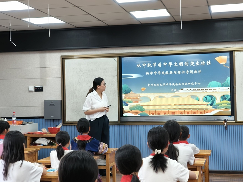 專家授課.  學校供圖.jpg