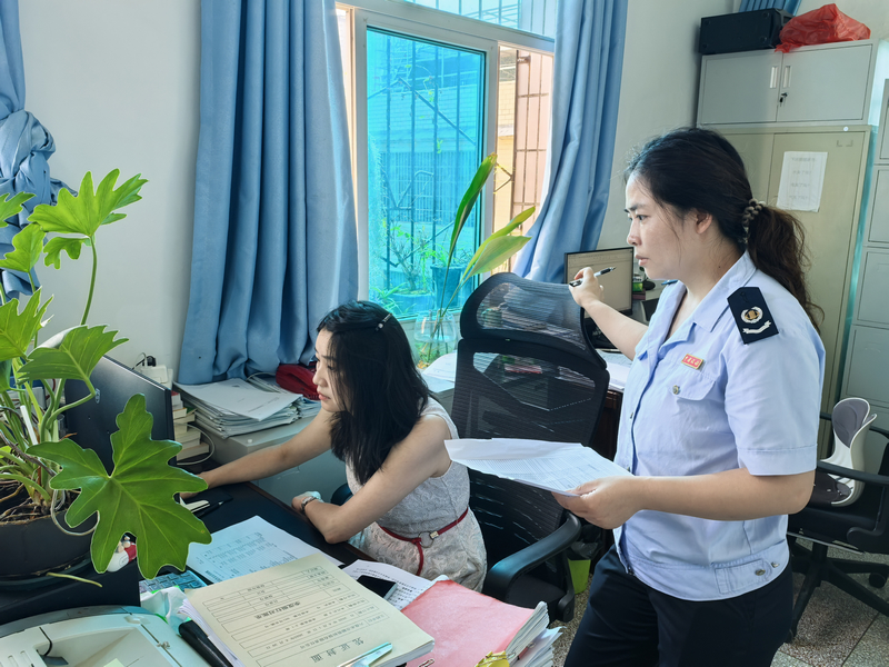 稅務人員“點對點”上門輔導。李思琪攝