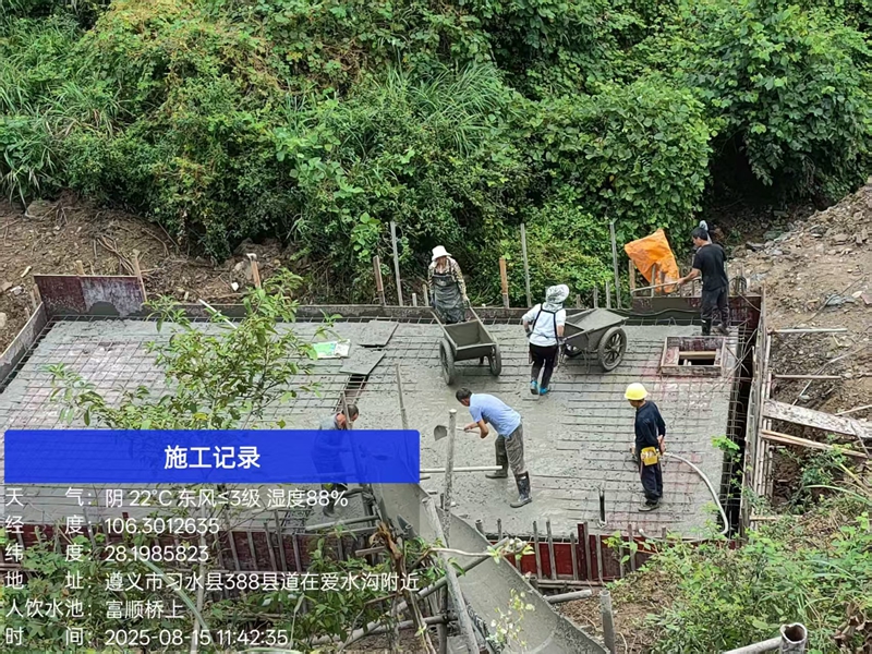 工人有條不紊的忙碌著。稅會靜 攝.jpg