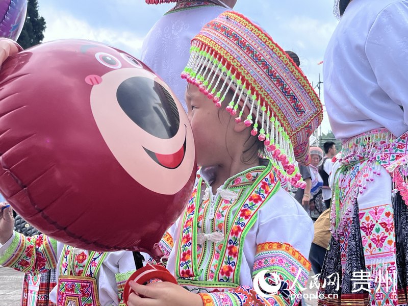 桐梓縣馬鬃苗族服飾成為一道風景線。人民網 陳潔泉攝.jpg