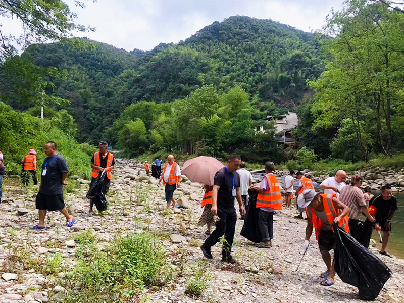 黨員參與環境整治。