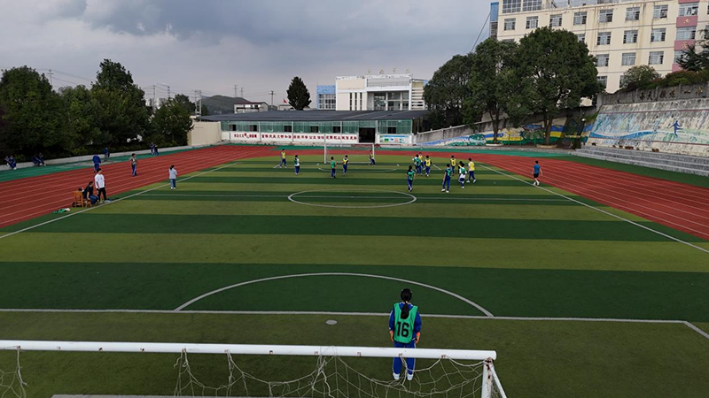 木崗中學學生開學踢足球。