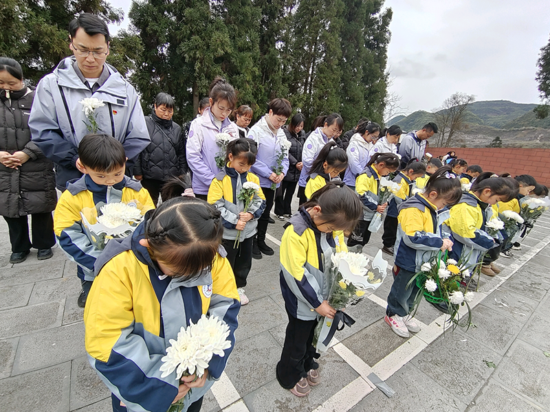 學校組織學生大烈士陵園開展愛國主義教育。
