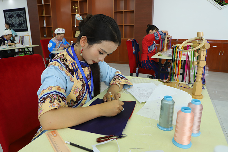 選手專注刺繡。