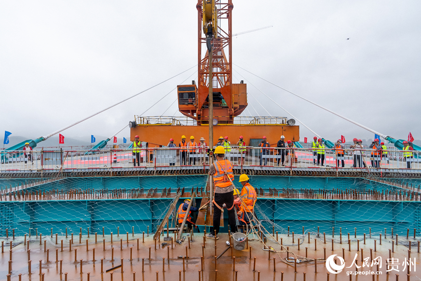 建設者正在安裝大橋的最后一片小縱梁。人民網記者 涂敏攝