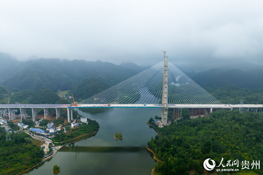 建設中的百花湖特大橋。人民網記者 涂敏攝