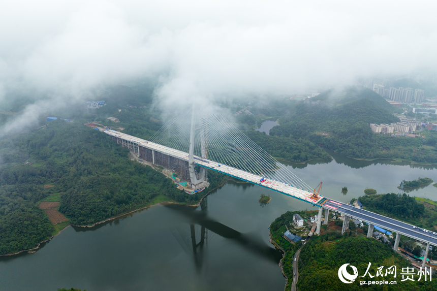 建設中的百花湖特大橋。人民網記者 涂敏攝
