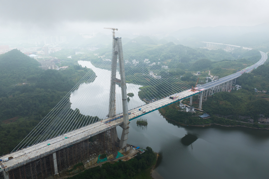 建設中的百花湖特大橋。劉葉琳攝