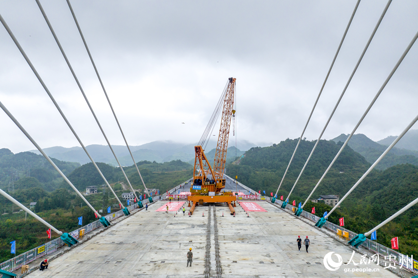 百花湖特大橋合龍現場。人民網記者 涂敏攝
