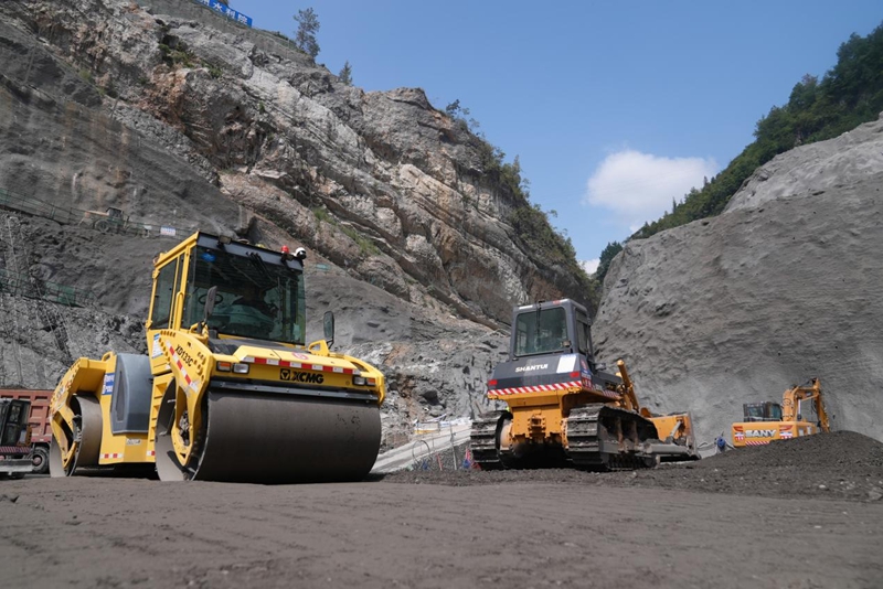 花灘子水庫首倉碾壓混凝土開倉澆筑。