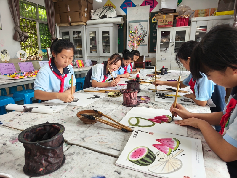 學生們正在繪畫社團繪畫。蔡昀 攝.jpg