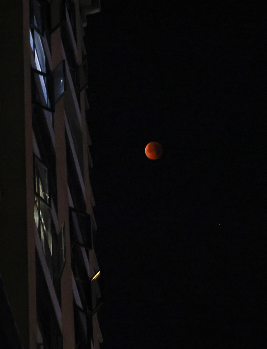 2025年9月8日，貴州省銅仁市玉屏侗族自治縣上空的月食景象。 