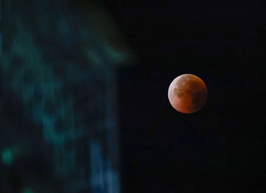 2025年9月8日，貴州省銅仁市玉屏侗族自治縣上空的月食景象。 