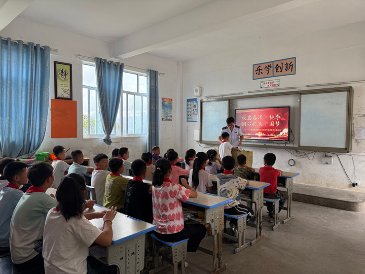 “同心稅課堂”上同學們上臺抽取稅收知識盲盒問題。