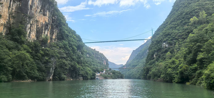圖為下看花江峽谷大橋。