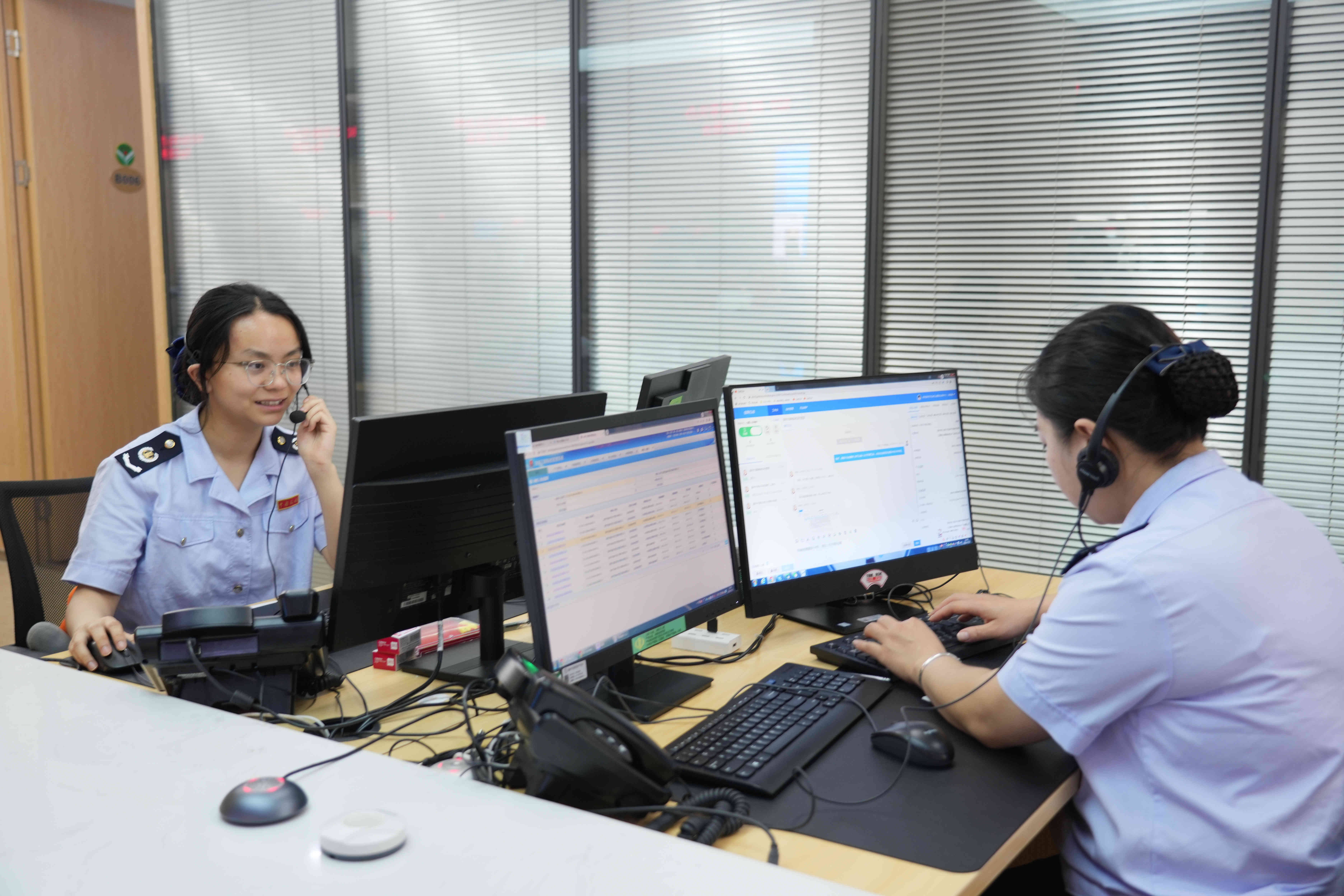 征納互動坐席人員為納稅人答疑解惑。李琪攝